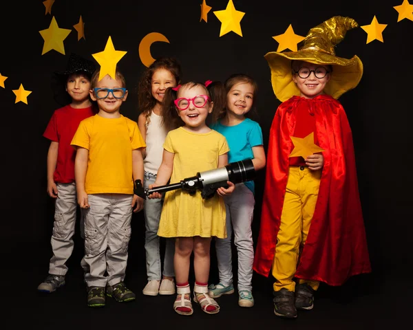 Ragazzi e ragazze in costumi Stargazers — Foto Stock