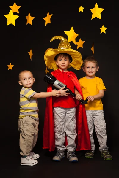 Boys playing stargazers with a telescope — Stock Photo, Image