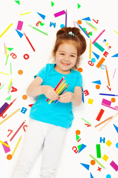 Menina pré-escolar com lápis de cor — Fotografia de Stock