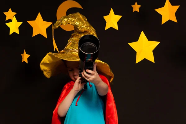Child looking through a telescope — Stock Photo, Image