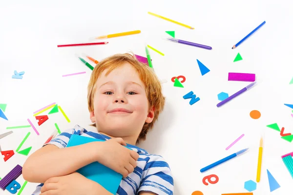 Ragazzo che tiene un libro — Foto Stock