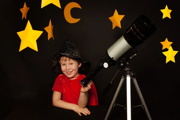 Lycklig pojke med ett teleskop — Stockfoto