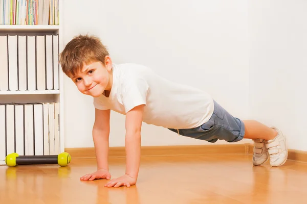 Menino pré-escolar fazendo ginástica — Fotografia de Stock