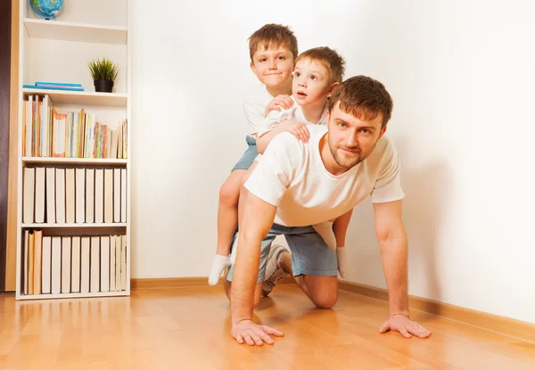 Pai dando filhos piggyback passeio — Fotografia de Stock