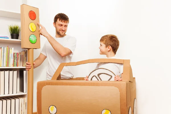 Papá explicando las normas de tráfico a hijo — Foto de Stock