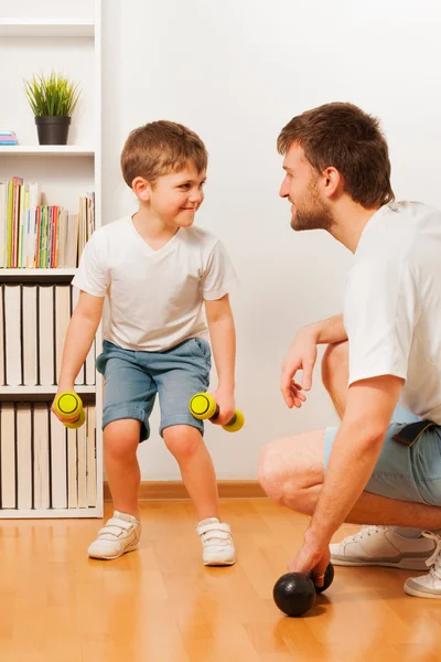 Padre enseñando a su hijo haciendo ejercicios — Foto de Stock