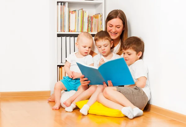 Jonge moeder leesboek — Stockfoto