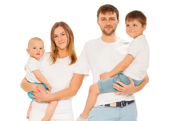 Retrato de la joven familia feliz —  Fotos de Stock