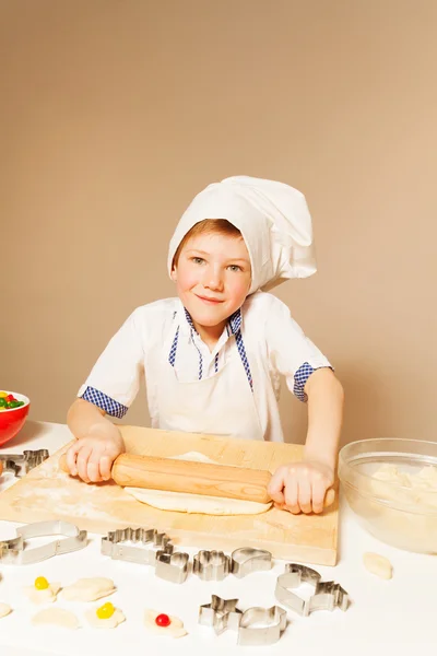 Junge in Bäckerschürze und Haube — Stockfoto