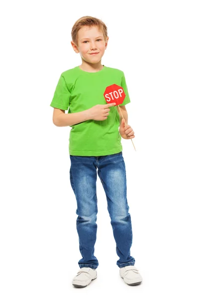 Niño con pequeña señal de stop — Foto de Stock