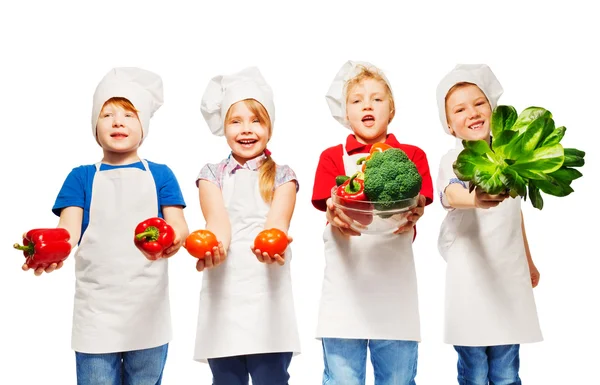 Quattro bambini in uniforme da cuoco — Foto Stock