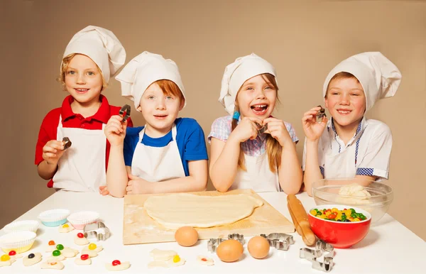 Quattro piccoli chef felici — Foto Stock