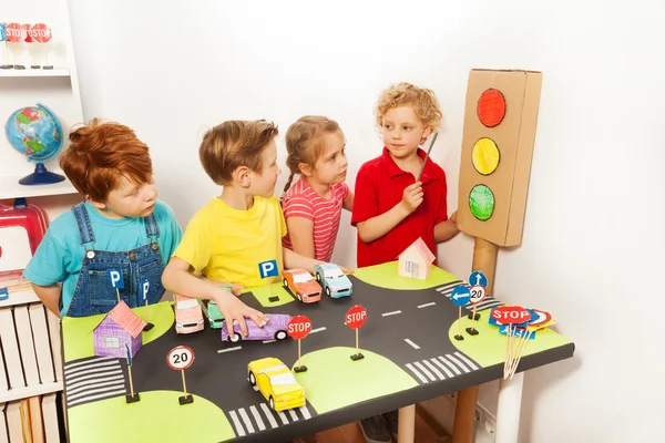 Vier Kinder studieren Autobahn — Stockfoto