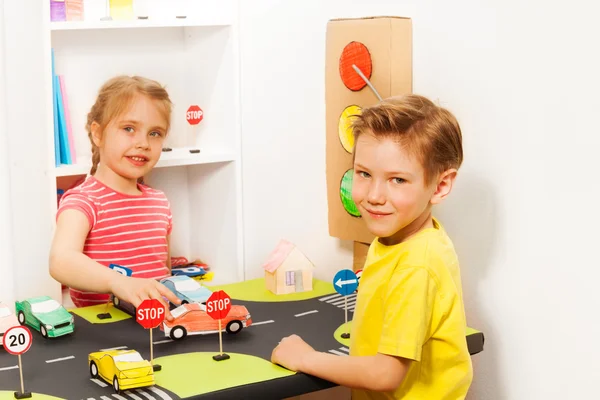 Förskola flicka som leker med leksaksbil — Stockfoto