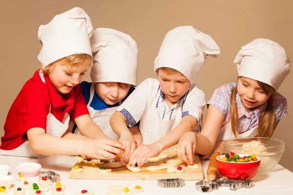 Jungen und Mädchen in Kochuniform — Stockfoto