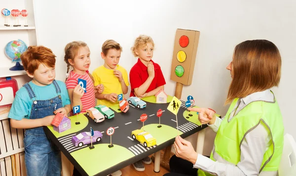 Kinder halten Verkehrszeichen in der Hand — Stockfoto