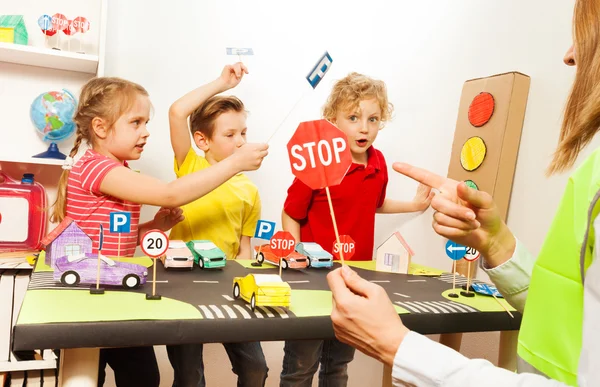 Lindos niños que se divierten enseñando señales de tráfico — Foto de Stock