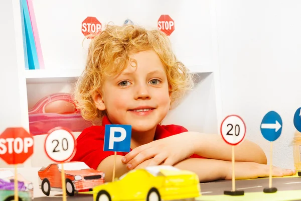 Niño jugando conductor con coches de juguete — Foto de Stock