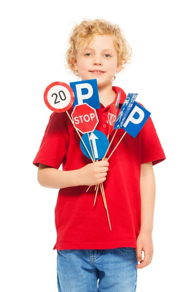 Chico estudiando reglas de regulación de tráfico — Foto de Stock