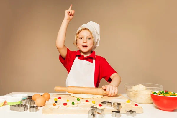 Carino ragazzo appiattimento pasta — Foto Stock