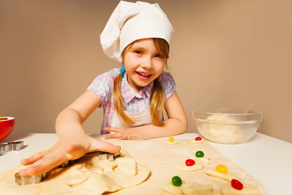 Menina bonito jogar padeiro — Fotografia de Stock