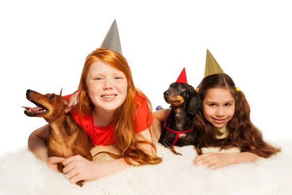 Meninas sorridentes e seus animais de estimação — Fotografia de Stock