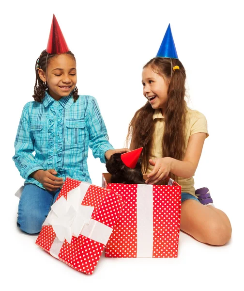 Girl full of joy to opening her present — Stock Photo, Image