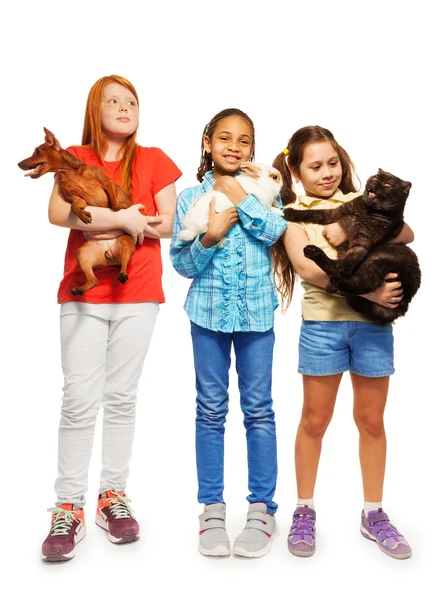 Meninas segurando seus animais de estimação amados — Fotografia de Stock