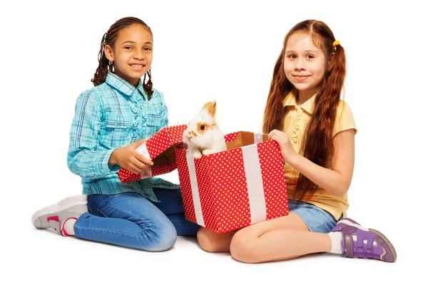 Ragazze apertura scatola regalo con coniglietto — Foto Stock