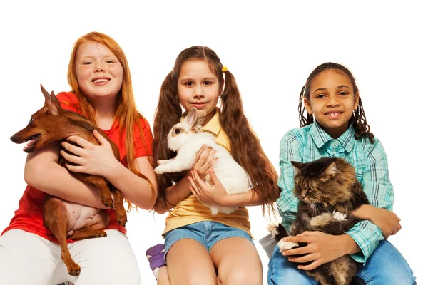 Mädchen spielen mit ihren Haustieren zusammen — Stockfoto
