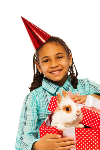 Fille avec lapin dans la boîte cadeau — Photo