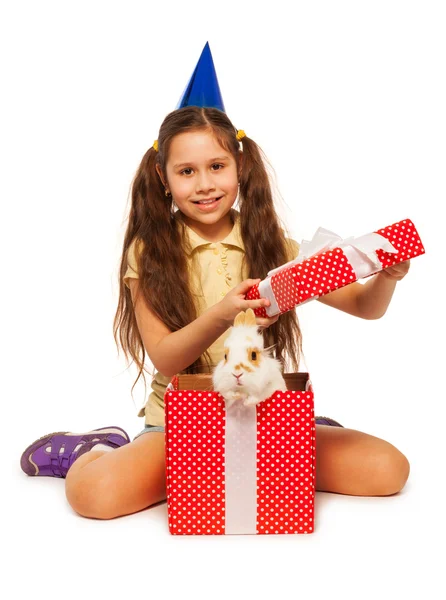 Menina abre caixa de presente vermelho — Fotografia de Stock