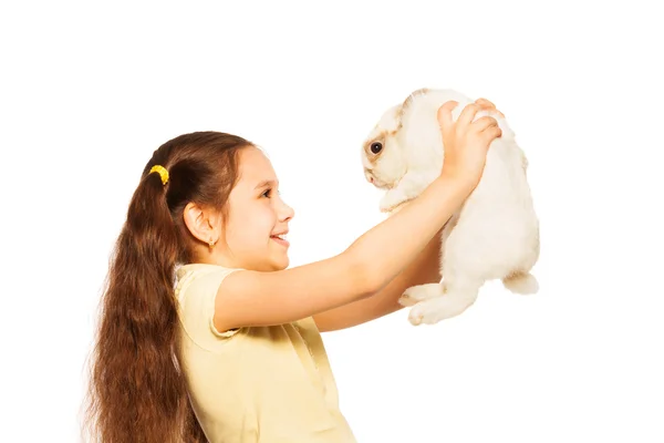 Mädchen spielen mit weißem Kaninchen — Stockfoto