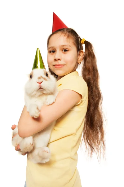 Menina sorrindo segurando peludo presente — Fotografia de Stock