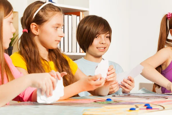 Freunde, die leere Karten spielen — Stockfoto