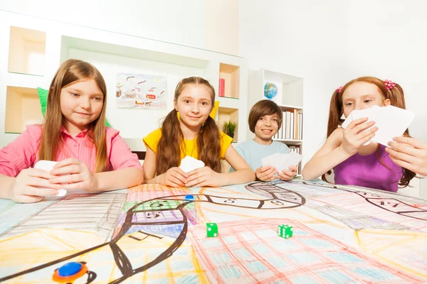 Jungen und Mädchen am Spieltisch — Stockfoto