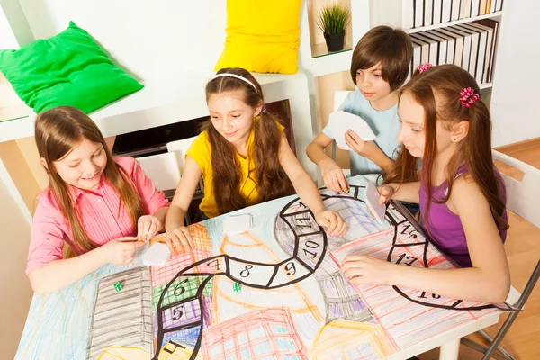 Vier kinderen zitten aan de tafel, — Stockfoto