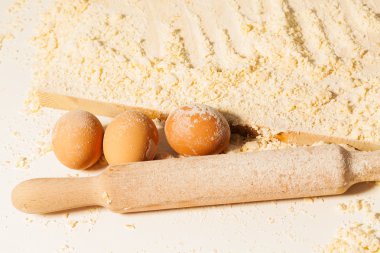 yumurta ve ahşap oklava 