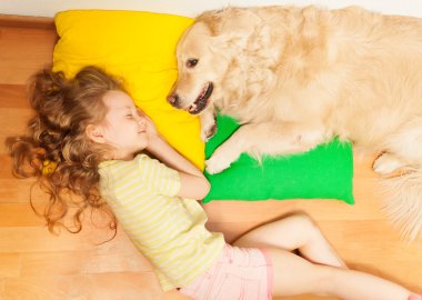 küçük kız köpekle uyku