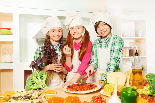 Niñas y un niño en uniforme de cocinero —  Fotos de Stock