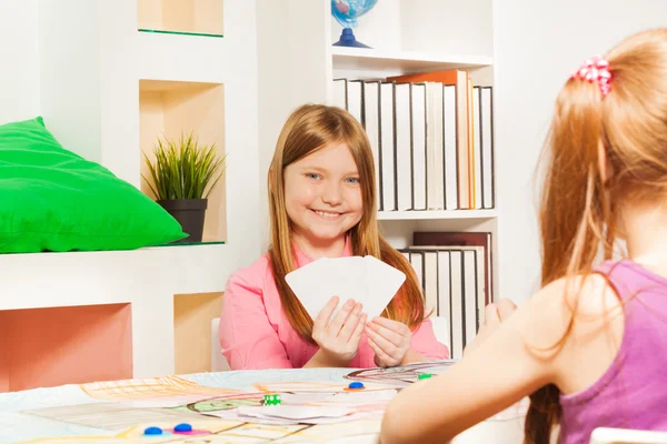 Ragazza nella sala giochi con l'avversario — Foto Stock