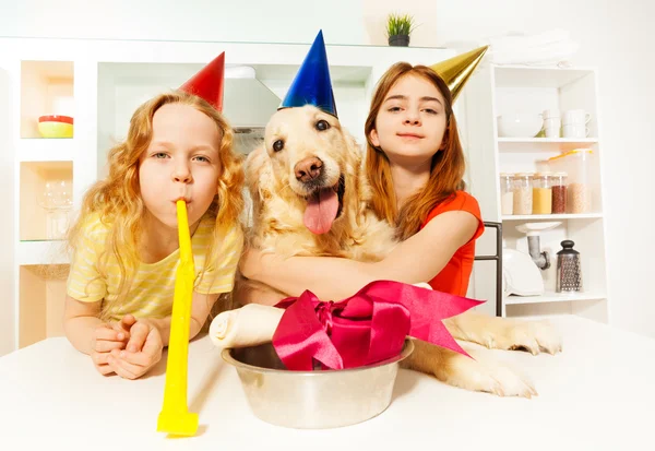 Happy sisters with Golden Retriever — Stock Photo, Image