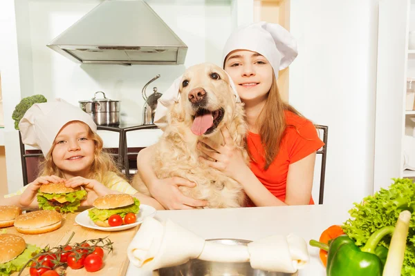 Smiling girls with their pet — Stock Photo, Image