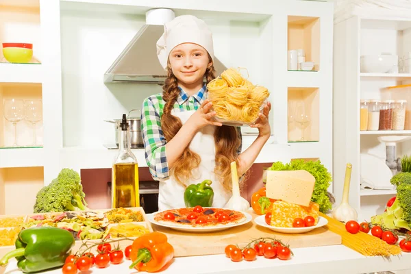 Menina fazendo macarrão italiano — Fotografia de Stock