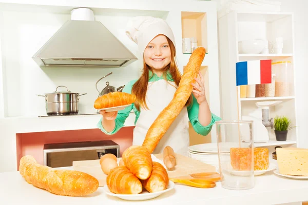 Menina com comida tradicional padaria francesa — Fotografia de Stock