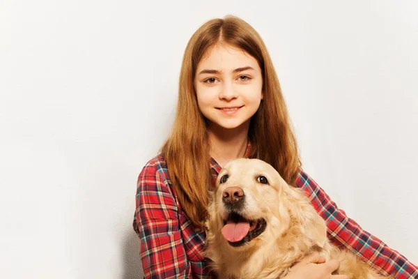 Teenager Mädchen umarmt ihr Haustier — Stockfoto