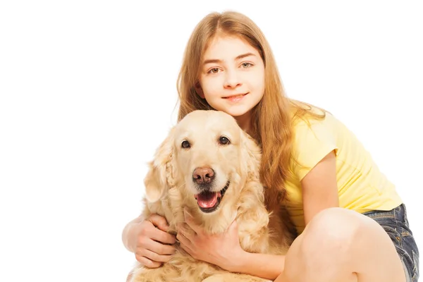 拥抱的金毛寻回犬的女孩 — 图库照片