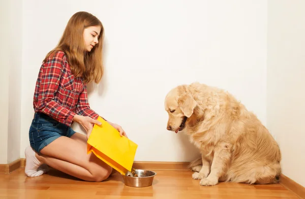 Cuidado chica llenando el tazón de la mascota —  Fotos de Stock