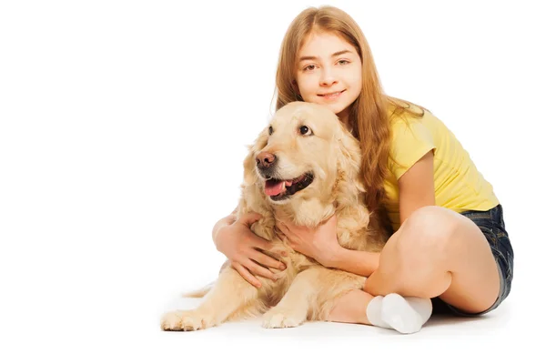 女孩坐在一起的金毛寻回犬 — 图库照片