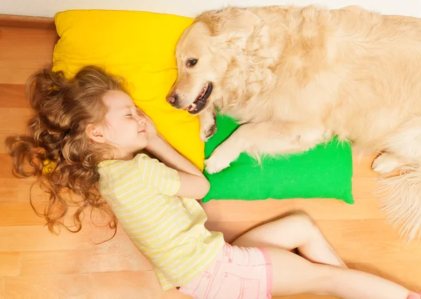 Kleines Mädchen schläft mit Hund — Stockfoto